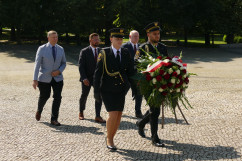 Uroczystości z okazji 102. rocznicy wybuchu I Powstania Śląskiego. Delegacja podchodzi z wieńcem pod Pomnik Powstańców Śląskich/foto: I. Matuszewska