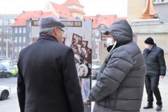 Wicewojewoda śląski Robert Magdziarz oraz dyrektor IPN w Katowicach Andrzej Sznajder oglądają wspólnie wystawę./fot. A. Herz/