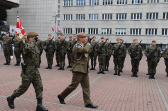 Żołnierze na pl. Sejmu Śląskiego/foto: ŚUW