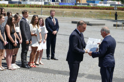 Galeria zdjęć z uroczystości obchodów 100. rocznicy zakończenia III Powstania Śląskiego z udziałem Prezydenta RP Andrzeja Dudy. Prezydent wręczył tablice „Tobie Polsko” upamiętniające miejsca pamięci Powstań Śląskich/foto: Filip Nowakowski i B. Półrolnik