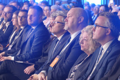 Wojewoda i wicewojewoda słuchają wystąpienia