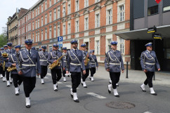 Obchody 231. rocznicy uchwalenia Konstytucji 3 maja - Orkiestra Komendy Wojewódzkiej Policji w Katowicach podczas pochodu /fot. ŚUW/