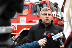 Briefing prasowy dot. przyjęcia uchodźców z Ukrainy w siedzibie OSP w Niewieszach - indywidualna wypowiedź Wojewody Śląskiego dla mediów /fot. A. Księżnik/