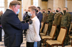 Uroczystość wręczenia odznaczeń państwowych - wręczenie odznaczenia przez Wicewojewodę Śląskiego /fot. B. Półrolnik/