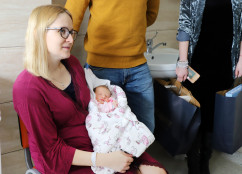 Galeria zdjęć ze spotkania z pierwszym noworodkiem 2019 roku w Śląskiem /fot. A. Karendał/
