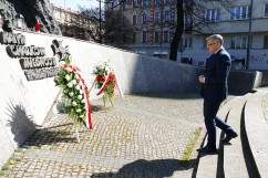 Upamiętnienie Dnia Pamięci Ofiar Zbrodni Katyńskiej - wojewoda śląski Jarosław Wieczorek przed Pomnikiem Ofiar Katynia w Katowicach. /fot. K.Szczepanek/