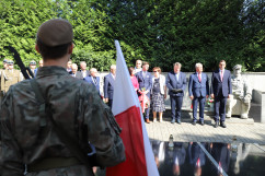 Uroczystości z okazji 130. rocznicy urodzin Alfonsa Zgrzebnioka połączone z obchodami 102. rocznicy wybuchu I Powstania Śląskiego. Uczestnicy uroczystości stoją przed Kwaterą Dowódców Powstań Śląskich/foto: I. Matuszewska