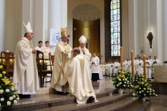 Galeria zdjęć z uroczystości święceń biskupich ks. prałata Grzegorza Olszowskiego w katowickiej katedrze Chrystusa Króla /fot. A. Karendał/