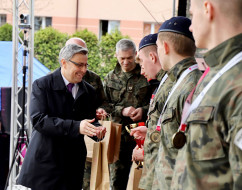Wojewoda wręcza nagrody zwycięzcom Turnieju