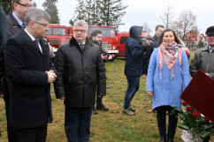 Zdjęcia z uroczystości zakończenia budowy kolejnego etapu wodociągu dla gminy Koniecpol z udziałem wojewody Jarosława Wieczorka i wicewojewody Mariusza Trepki.