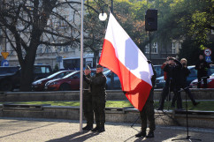 Uroczysty apel z okazji Narodowego Święta Niepodległości - podniesienie flagi państwowej na maszt /fot. A. Księżnik/