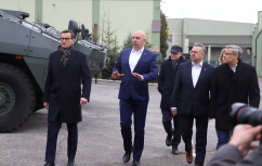 Premier Morawiecki w Zakładach Rosomak S.A. zwiedza plac wraz z uczestnikami konferencji