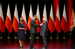 Prezydent RP Andrzej Duda wręcza odznaczenie podczas obchodów 41. rocznicy zawarcia Porozumienia Katowickiego/fot. B. Szwedowski