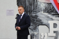 Odsłonięcie muralu kapitana Kurpińskiego w Myszkowie - przemówienie starosty myszkowskiego Piotra Kołodziejczyka /fot. A. Księżnik/