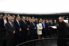 Otwarcie Planetarium w Chorzowie - Arcybiskup Wiktor Skworc podczas święcenia obiektu, uczestnicy /fot. A. Księżnik/