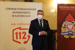 Briefing prasowy dotyczący przejmęcia numeru alarmowego 998 przez numer alarmowy 112 - wojewoda śląski J. Wieczorek przemawia /fot. A. Księżnik/