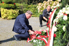 Wicewojewoda Robert Magdziarz składa wieniec pod pomnikiem na Jasnej Górze/fot. A. Księżnik