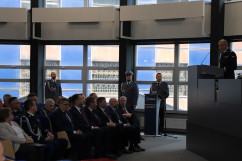 Obchody z okazji 100. rocznicy utworzenia Policji Województwa Śląskiego i przyłączenia części Górnego Śląska do Polski - przemówienie zastępcy komendanta głównego Policji nadinsp. Romana Kustera, uczestnicy wydarzenia /fot. B. Szwedowski/