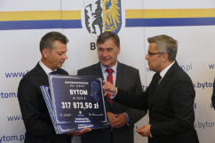 Galeria zdjęć z uroczystego przekazania czeków na realizację inwestycji drogowych w ramach Funduszu Dróg Samorządowych/fot. ŚUW