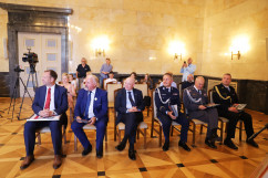 Obchody Narodowego Dnia Powstań Śląskich - uczestnicy uroczystości wprowadzenia do obiegu znaczka pocztowego z okazji 100. rocznicy powrotu Górnego Śląska do Polski /fot. ŚUW/