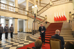 Wicewojewoda śląski Robert Magdziarz przemawia podczas uroczystości w Westybulu/fot. I. Matuszewska