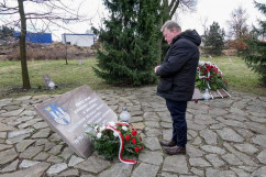 Uroczyste obchody 12. rocznicy katastrofy smoleńskiej - II wicewojewoda Robert Magdziarz przed pomnikiem upamiętniającym ofiary zbrodni katyńskiej i poległych 10 kwietnia pod Smoleńskiem  /fot. ŚUW/