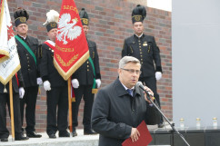 Wojewoda Jarosław Wieczorek przemawia pod pomnikiem poległych górników KWK „Wujek” w Katowicach/fot. A. Kucharzewska