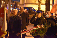 Wicewojewoda Robert Magdziarz składa wieniec /fot. B. Półrolnik/