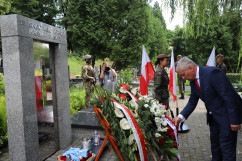 Uroczystości z okazji 130. rocznicy urodzin Alfonsa Zgrzebnioka połączone z obchodami 102. rocznicy wybuchu I Powstania Śląskiego. Wojewoda opolski składa wieniec przez grobem Alfonsa Zgrzebnioka/foto: I. Matuszewska