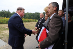 Uroczystości pogrzebowe śp. żołnierzy Franciszka Skrobola oraz Józefa Wawrzyńczyka - Wicewojewda Śląski składający kondolencje rodzinie /fot. A. Księżnik/