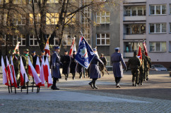 Uroczysty apel z okazji Narodowego Święta Niepodległości - poczty sztandarowe /fot. A. Księżnik/