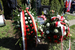 Upamiętnienie Dnia Pamięci Ofiar Zbrodni Katyńskiej - wieńce złożone przez uczestników uroczystości /fot. K.Szczepanek/