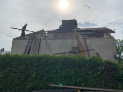 Wicewojewoda śląski Jan Chrząszcz ocenił skutki trąby powietrznej, która przeszła przez Kaniów /fot. ŚUW/