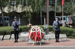 Obchody z okazji 100. rocznicy utworzenia Policji Województwa Śląskiego i przyłączenia części Górnego Śląska do Polski - wieniec przed Grobem Policjanta Polskiego /fot. B. Szwedowski/