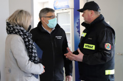 Siedziba OSP w Niewieszach - Wojewoda Śląski podczas rozmowy z   Prezesem OSP /fot. A. Księżnik/