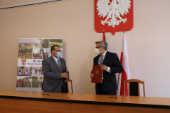 Uroczystość podpisania umów na realizację inwestycji w ramach Rządowego Funduszu Rozwoju Dróg oraz programu Senior+ /fot. A. Księżnik/