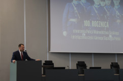 Obchody z okazji 100. rocznicy utworzenia Policji Województwa Śląskiego i przyłączenia części Górnego Śląska do Polski - przemówienie uczestnika wydarzenia /fot. B. Szwedowski/
