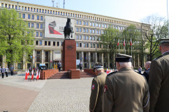 Wspólnie świętujemy Dzień Flagi Rzeczypospolitej Polskiej - pomnik Józefa Piłsudskiego podczas  uroczystości /fot. K.Szczepanek/