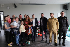 Wizyta Wojewody Śląskiego w siedzibie OSP Rybnik-Kamień - wspólne zdjęcie Wojewody z uchodźcami, przedstawicielami straży pożarnej i Prezydentem Rybnika /fot. A. Księżnik/