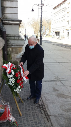 Delegacje ze Śląskiego Urzędu Wojewódzkiego złożyły wieńce w miejscach pamięci i na grobach ofiar katastrofy smoleńskiej/źródło fot.: FB ŚUW 