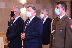 Uroczystości pogrzebowe śp. żołnierzy Franciszka Skrobola oraz Józefa Wawrzyńczyka - uczestnicy podczas mszy świętej  /fot. A. Księżnik/