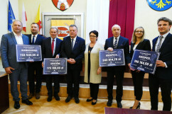 Galeria zdjęć z uroczystego przekazania czeków na realizację inwestycji drogowych w ramach Funduszu Dróg Samorządowych/fot. ŚUW