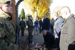 Złożenie kwiatów i zniczy na cmentarzu przy ul. Sienkiewicza w Katowicach /fot. A. Kucharzewska/