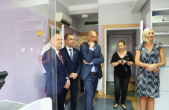 Galeria zdjęć z uroczystego przekazania nowego mammografu dla szpitala w Jaworznie /fot. A. Księżnik/