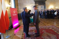 Fotogaleria z uroczystości wręczenia odznaczeń państwowych w Sali Marmurowej Śląskiego Urzędu Wojewódzkiego w Katowicach / fot. Anna Herz/