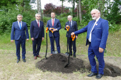 Obchody Narodowego Dnia Powstań Śląskich - uczestnicy wydarzenia zasadzenia dębu przy ul. Gospodarczej w Katowicach /fot. ŚUW/