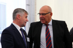 Fotogaleria z uroczystości, podczas której zapowiedziano powstanie nowego zakładu produkcji szkła w Częstochowie. Udział w niej wziął wiceminister rozwoju Tadeusz Kościński i wicewojewoda śląski Mariusz Trepka.