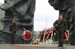 Warta honorowa przed Pomnikiem Powstańców Śląskich/foto: ŚUW