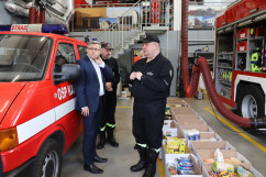 Wizyta Wojewody Śląskiego w siedzibie OSP Rybnik-Kamień - Wojewoda Śląski z Prezesem OSP Rybnik-Kamień  /fot. A. Księżnik/