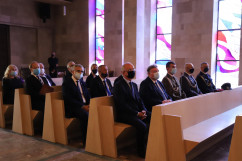 Uroczystości pogrzebowe śp. żołnierzy Franciszka Skrobola oraz Józefa Wawrzyńczyka - uczestnicy podczas mszy świętej  /fot. A. Księżnik/
